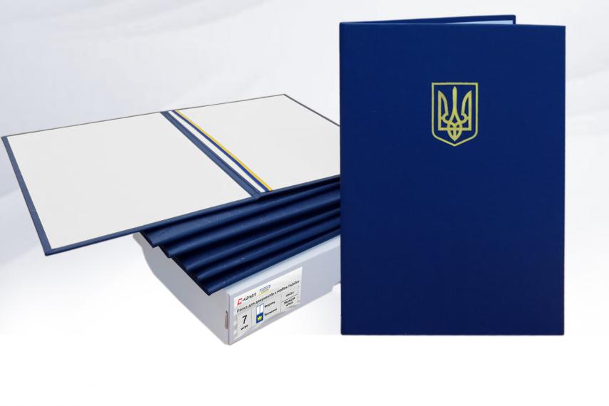 Фото - Папка А4, КОЖА, с передн. мягкой стороной белый форзац, тиснен желтым.